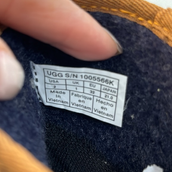 UGG Lynden Waterproof Suede Boot. Size 2 in excellent condition like new - Picture 8 of 11